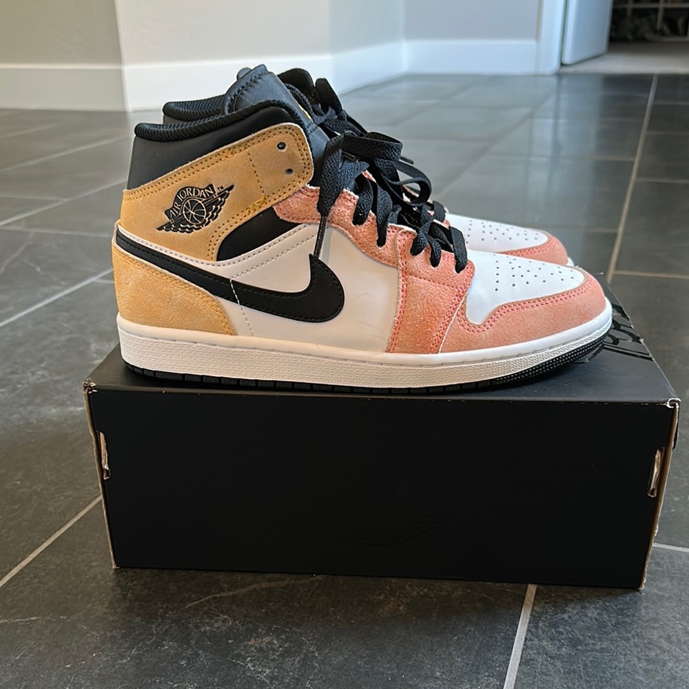 Air Jordan 1 Mid SE “Flight Club”